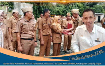 Kadis DPKP2CK Lampung Tengah Serahkan Piagam Satyalancana kepada 9 ASN