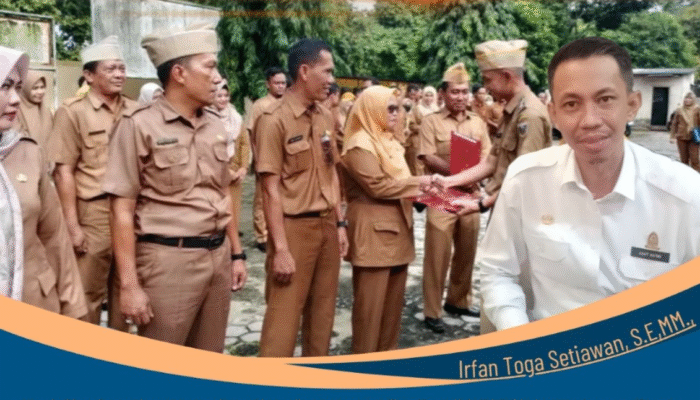 Kadis DPKP2CK Lampung Tengah Serahkan Piagam Satyalancana kepada 9 ASN